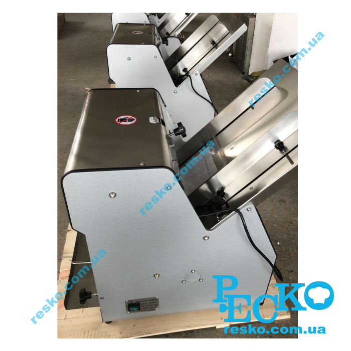 Хлеборезка GoodFood BS12T31 электрическая хлеборезательная машина Хлеборезка GoodFood BS12T31 электрическая хлеборезательная машина